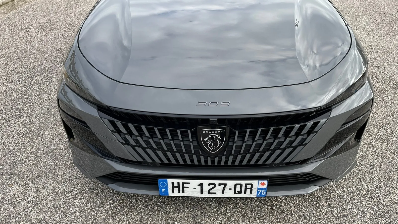Die neue Frontpartie des Peugeot 308 zeigt ein klareres Markenbild und ein aktualisiertes Emblem.